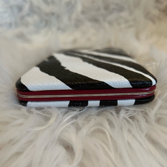 Hard Case Zebra 🦓 Print Wallet - Picture 4 of 16